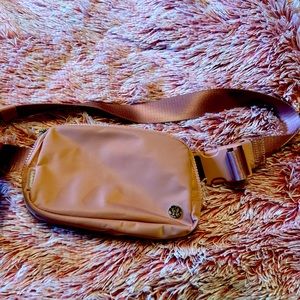 Lululemon shoulder bag / fanny pack